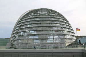 Die Reichstagskuppel in Berlin gehört zu den schönsten Aussichtspunkten in Berlin. Ein Besuch lohnt sich