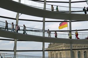 In der Kuppel des Reichstages in Berlin hat man eine schöne Aussicht über die Stadt