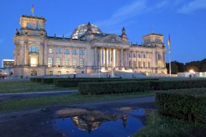 Der Reichstag mit seiner Kuppel gehört zu den schönsten Aussichtspunkten in Berlin. Wer will kann auch nachts bleiben und fotografieren