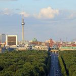 Die Siegessäule gehört zu den schönsten Aussichtspunkten in Berlin. Links ist der Reichstag zu sehen, rechts das Brandenburger Tor