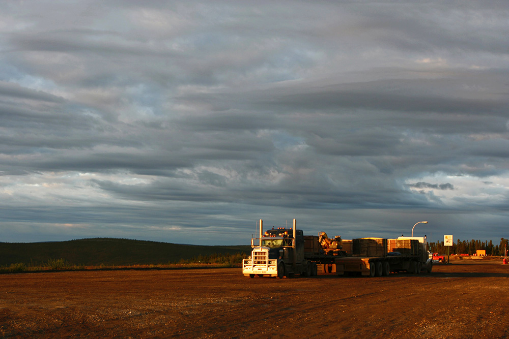 Truck vor dem Eagle Plains Hotel am Dempster Highway im Yukon Kanada zum Sonnenuntergang
