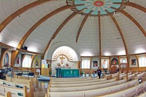Die Inuit Kirche in Inuvik in Kanada hat die Form eines Iglus. Hier ist sie von innen zu sehen