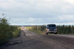Fahren eines Roadtrips auf dem Dempster Highway im Yukon Kanada