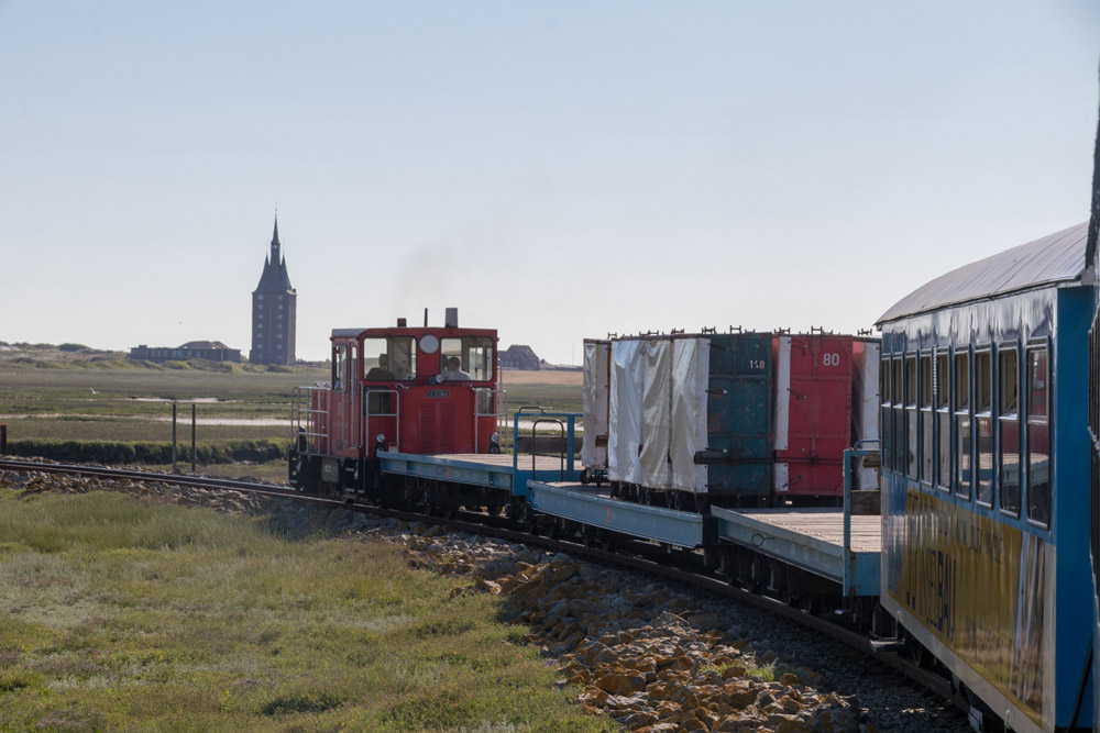 Die Inselbahn auf Wangerooge fährt am Westturm vorbei