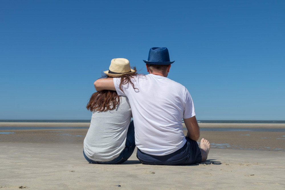 Ein Paar macht am Strand auf Wangerooge Urlaub