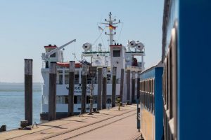 Die Inselbahn von Wangerooge steht im Hafen vor einer Fähre