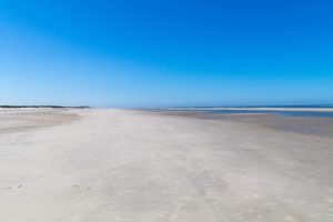 Einsamer menschenleerer Strand auf Wangerooge