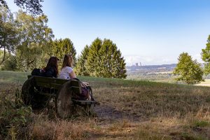 Wanderer auf dem Hexenpfad in Tecklenburg genießen die Aussicht zum Kohlekraftwerk Ibbenbüren