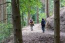 Wanderer auf einem Wanderweg im Teutoburger Wald in Tecklenburg auf dem Hexenpfad