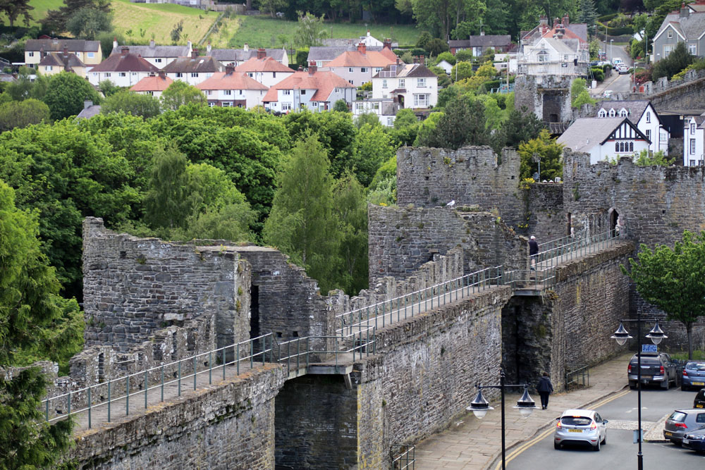 Conwy Castle mit der Stadtmauer ist eine der schönsten Burgen in Wales