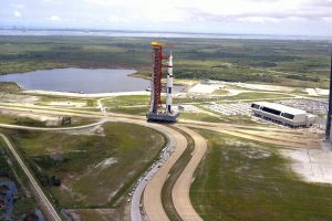Im Juli 1969 wurde diese Saturn V Rakete zu ihrem Startplatz im Kennedy Space Center gebracht. Mit ihr erfolgte die Apollo 11 Mission und die erste Mondlandung.