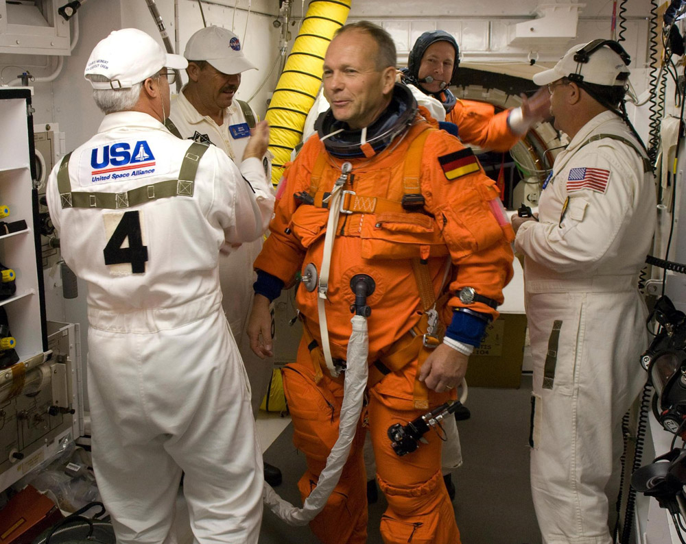 Astronaut Hans Schlegel kurz vorm Einsteigen in das Shuttle Atlantis. Foto: NASA/Scott Haun, Rick Prickett