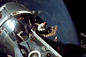 Das Raumschiff Apollo 9 im März 1969 über der Erde. Foto: NASA/Russell L. Schweickart