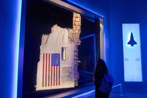 Trümmerteil des verunglückten Space Shuttles Challenger im Kennedy Space Center