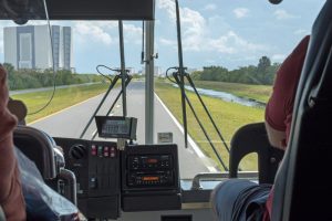 Bei einer Bustour können besucher das Gelände des Kennedy Space Centers erkunden.