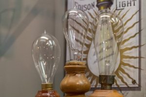 Immer wieder stoßen die Besucher auch auf die von Edison erfundene Glühbirne.