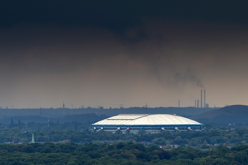 Veltins Arena auf Schalke bei Gewitter mit dunklen Wolken