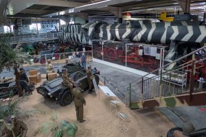 Militärausstellung mit Kriegslok in Tarnbemalung im Technik Museum Sinsheim
