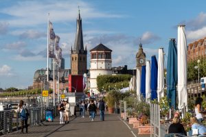 Düsseldorf Rheinpromenade mit Schlossturm