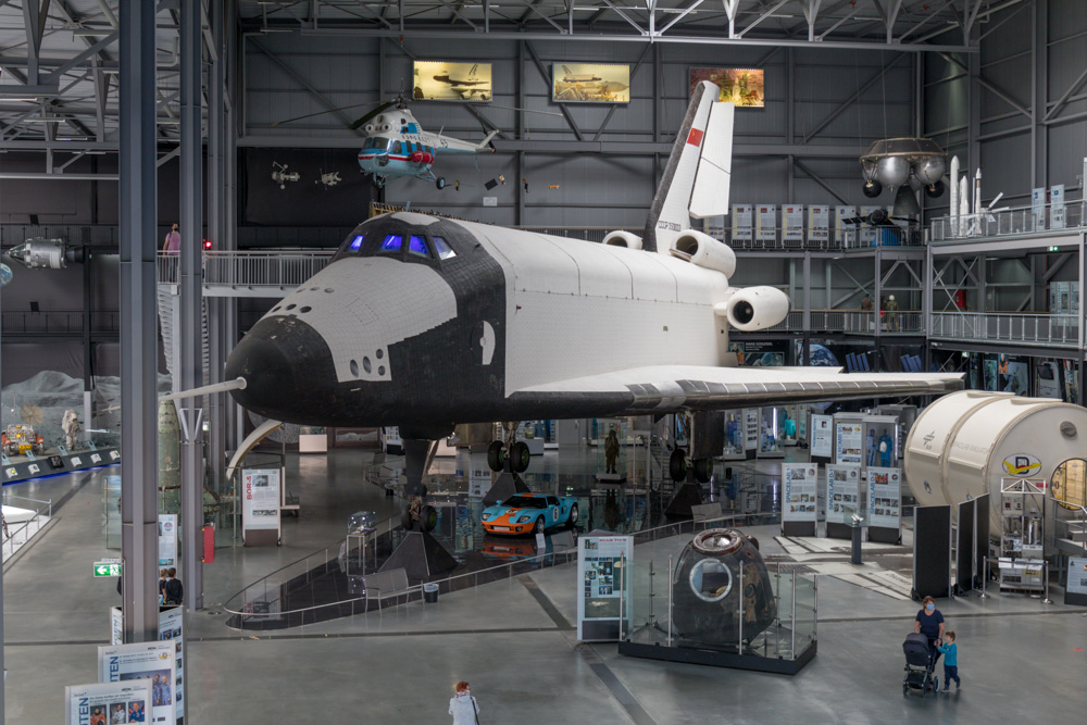 Raumfahrt Ausstellung im Technik Museum Speyer mit dem Raumgleiter bzw Space Shuttle Buran