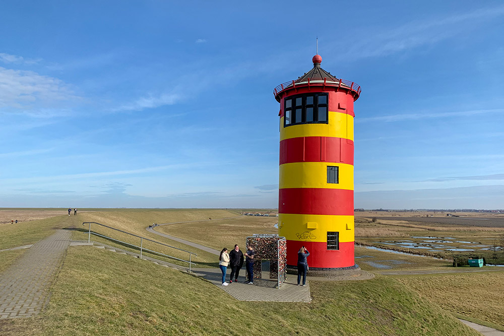 Der Pilsumer Leuchtturm bei Greetsiel war einst im Film mit Otto zu sehen und ist heute ein beliebtes Ziel zum Wandern an der Nordsee