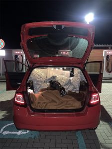 Schlafen im kleinen Kofferraum eines Auto Skoda Fabia