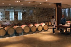 Traditionelle Architektur mischt sich in der Dafermou Winery mit modernen Elementen.