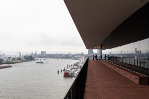 Die Außenplaza der Elbphilharmonie Hamburg ist einer der schönsten Aussichtspunkte am Hamburger Hafen
