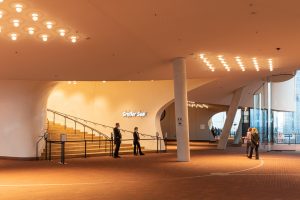 Plaza mit Eingang zum Großen Saal der Elbphilharmonie in Hamburg