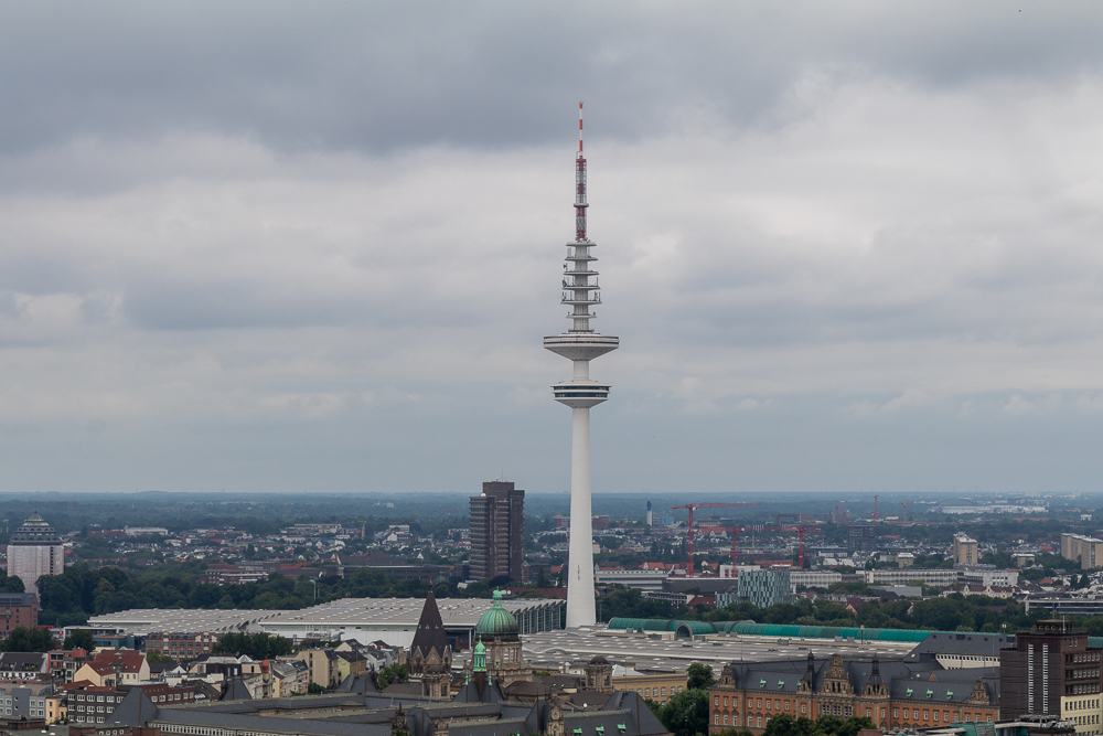 Aussicht von der Aussichtsplattform des Michels in Hamburg auf den Fernsehturm in Hamburg