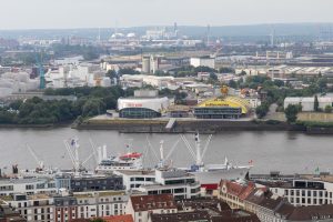 Aussicht von der Aussichtsplattform des Michels in Hamburg auf den Hafen mit den Musical Theatern