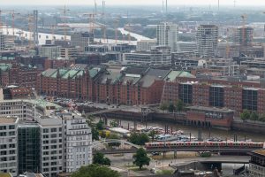 Aussicht von der Aussichtsplattform des Michels in Hamburg auf die Speicherstadt