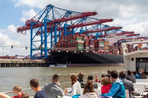 Großes Containerschiff ist bei einer Hafenrundfahrt im Hamburger Hafen zu sehen