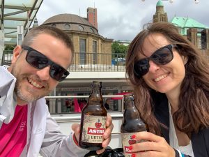 Anstoßen mit Astra Bier in Hamburg an den St. Pauli Landungsbrücken