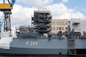 Korvette Köln der Marine im Bau im Hamburger Hafen