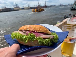 Fischbrötchen mit Matjes im Hamburger Hafen