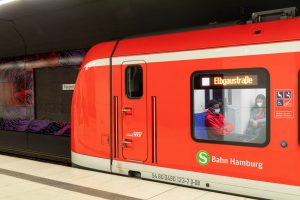 S-Bahn in Hamburg an der Haltestelle Reeperbahn