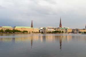 Die Binnenalster in Hamburg im abendlichen Licht zum Sonnenuntergang