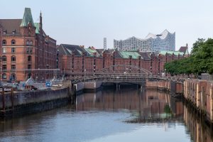Die vor der Elbphilharmonie zu sehende Speicherstadt in Hamburg gehört zum Weltkulturerbe der UNESCO