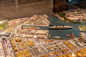 Internationales Maritimes Museum Hamburg mit einem Modell des Hafens im Maßstab 1:1250