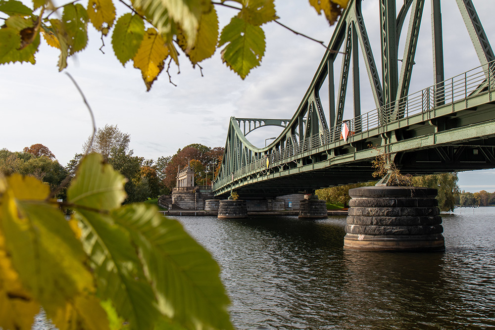Glienicker Brücke in Potsdam im Herbst