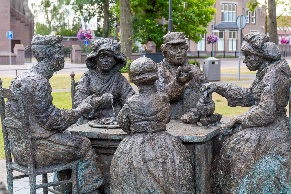Im Clemens Church Park in Nuenen befinden sich heute Bronzefiguren der Kartoffelesser.