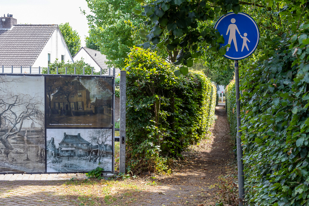 Entlang des Pfarrgartens führt ein kleiner Fußweg. Besucher stoßen hier überall auf Ansichten, die Van Gogh einst zeichnete.
