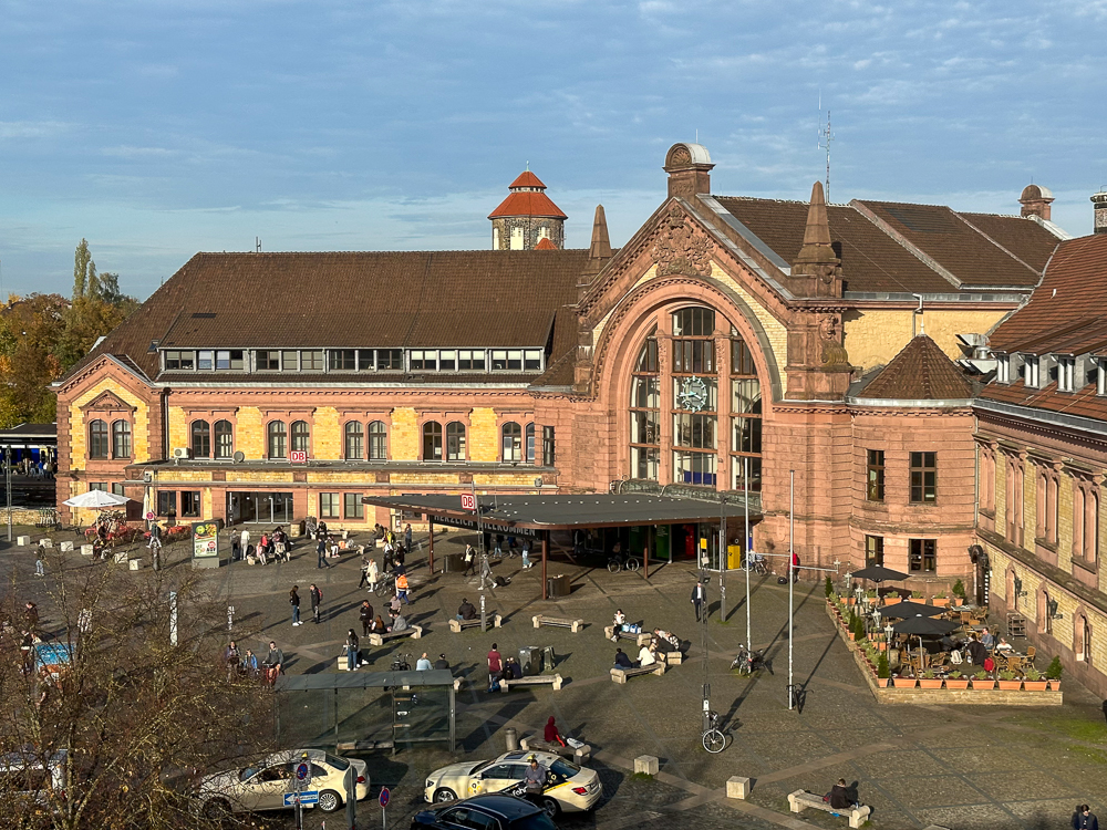 Im Osnabrücker Hauptbahnhof kreuzen sich zwei Bahnstrecken.