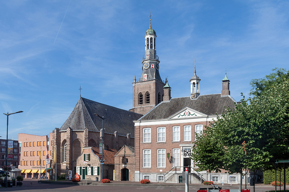 Das Rathaus in Etten-Leur mit der Van Gogh Kirche.