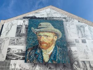Sehenswert ist diese Wand mit Zeichnungen und einem Selbstportrait von Van Gogh.
