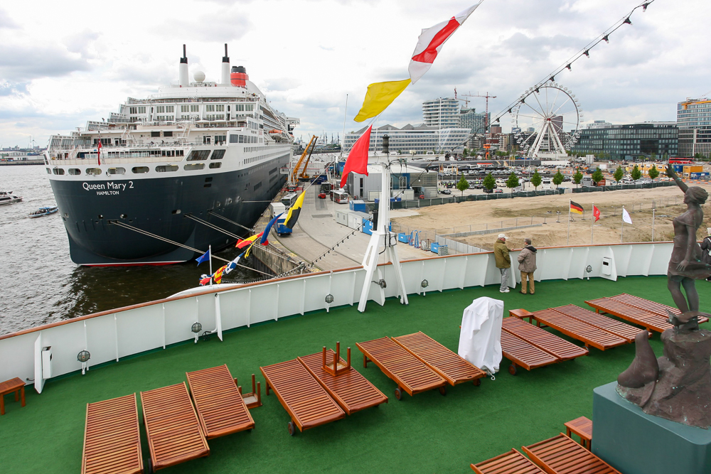 Blick vom Traumschiff MS Deutschland auf die Queen Mary 2 im Hamburger Hafen