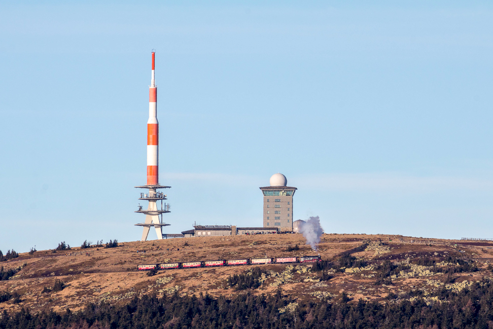 Der Gipfel des Brocken ist von vielen Orten des Harzes zu sehen.