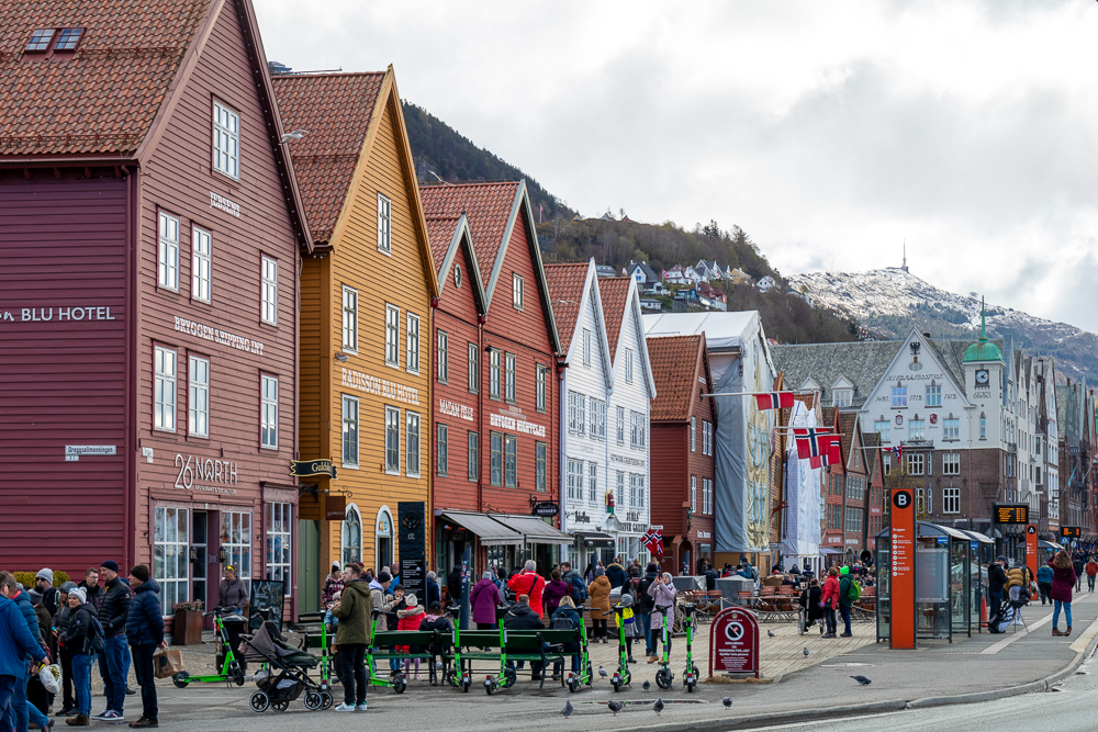 Das Hanseviertel Bryggen in Bergen mit seinen Holzhäusern auf einer Kreuzfahrt mit der AIDAnova nach Norwegen.