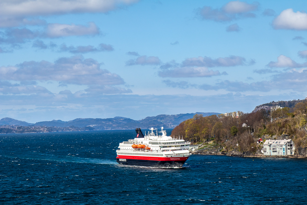 Schiff der Hurtigruten beim Anlegen in Bergen in Norwegen.